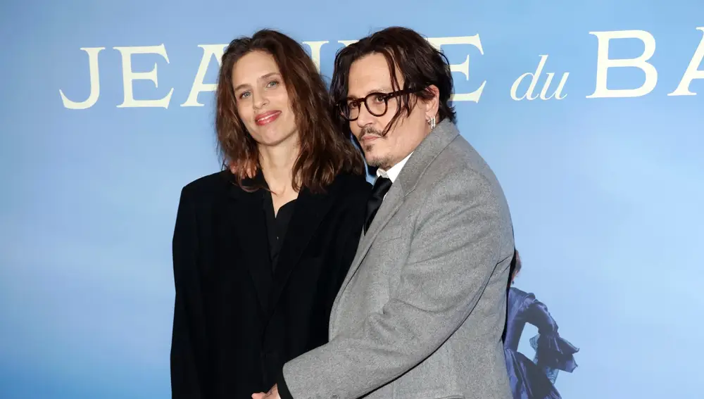 Johnny Depp y Maïwenn presentando Jeanne du Barry en Reino Unido