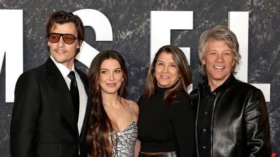 Jake Bongiovi, Millie Bobby Brown, Dorothea Hurley y Jon Bon Jovi en el estreno de Damsel en Nueva York