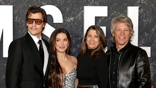 Jake Bongiovi, Millie Bobby Brown, Dorothea Hurley y Jon Bon Jovi en el estreno de Damsel en Nueva York Jake Bongiovi, Millie Bobby Brown, Dorothea Hurley y Jon Bon Jovi en el estreno de Damsel en Nueva York