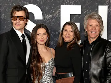 Jake Bongiovi, Millie Bobby Brown, Dorothea Hurley y Jon Bon Jovi en el estreno de Damsel en Nueva York Jake Bongiovi, Millie Bobby Brown, Dorothea Hurley y Jon Bon Jovi en el estreno de Damsel en Nueva York