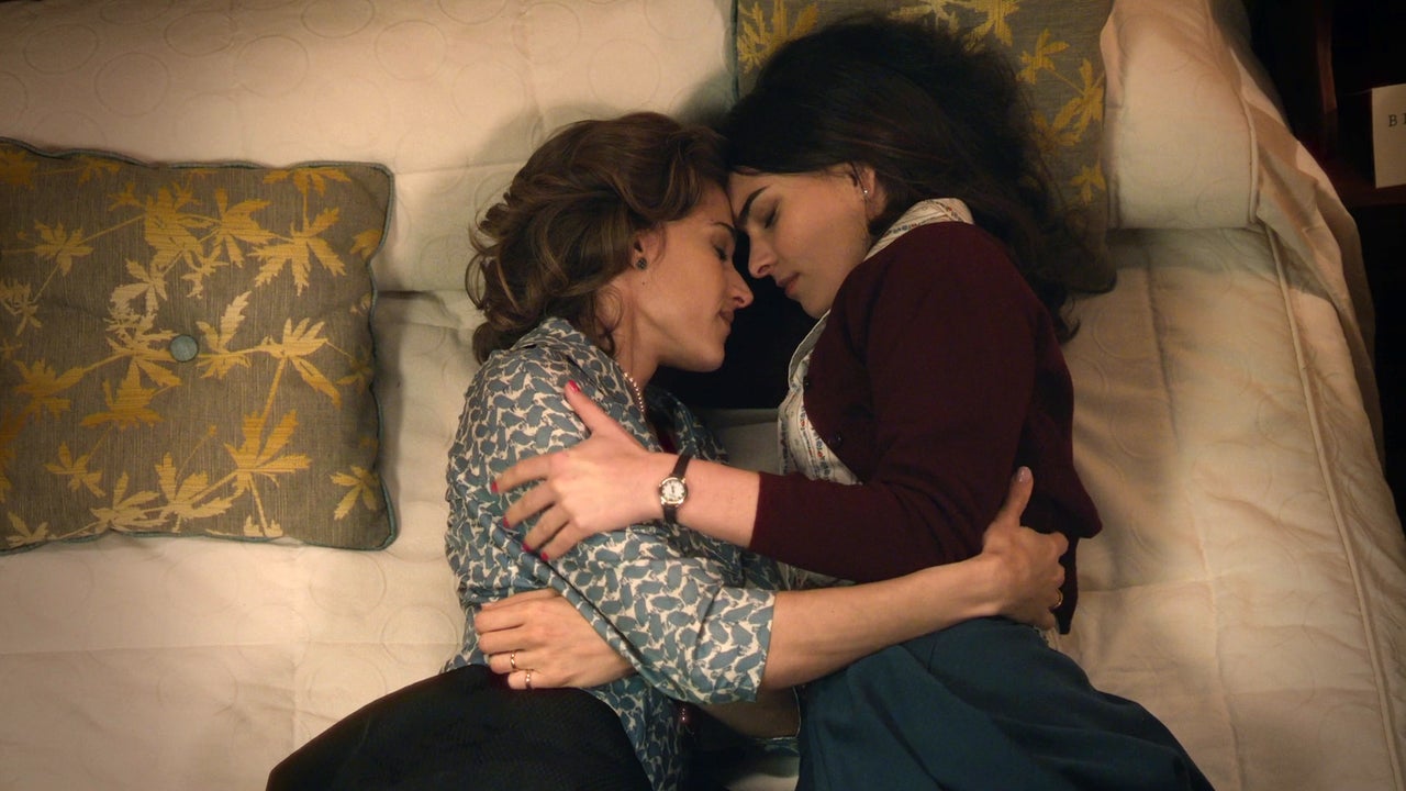 Marta y Fina dan rienda suelta a su pasión y pasan la noche juntas