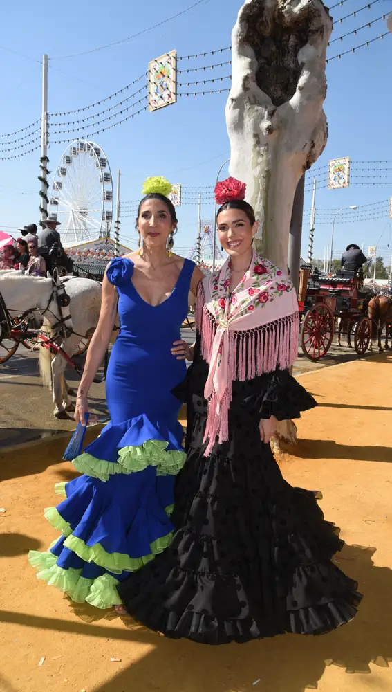 Paz Padilla y su hija, Anna Ferrer, en la Feria de Abril