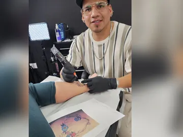 Ethan Clay, el tatuador de los peregrinos Ethan Clay, el tatuador de los peregrinos