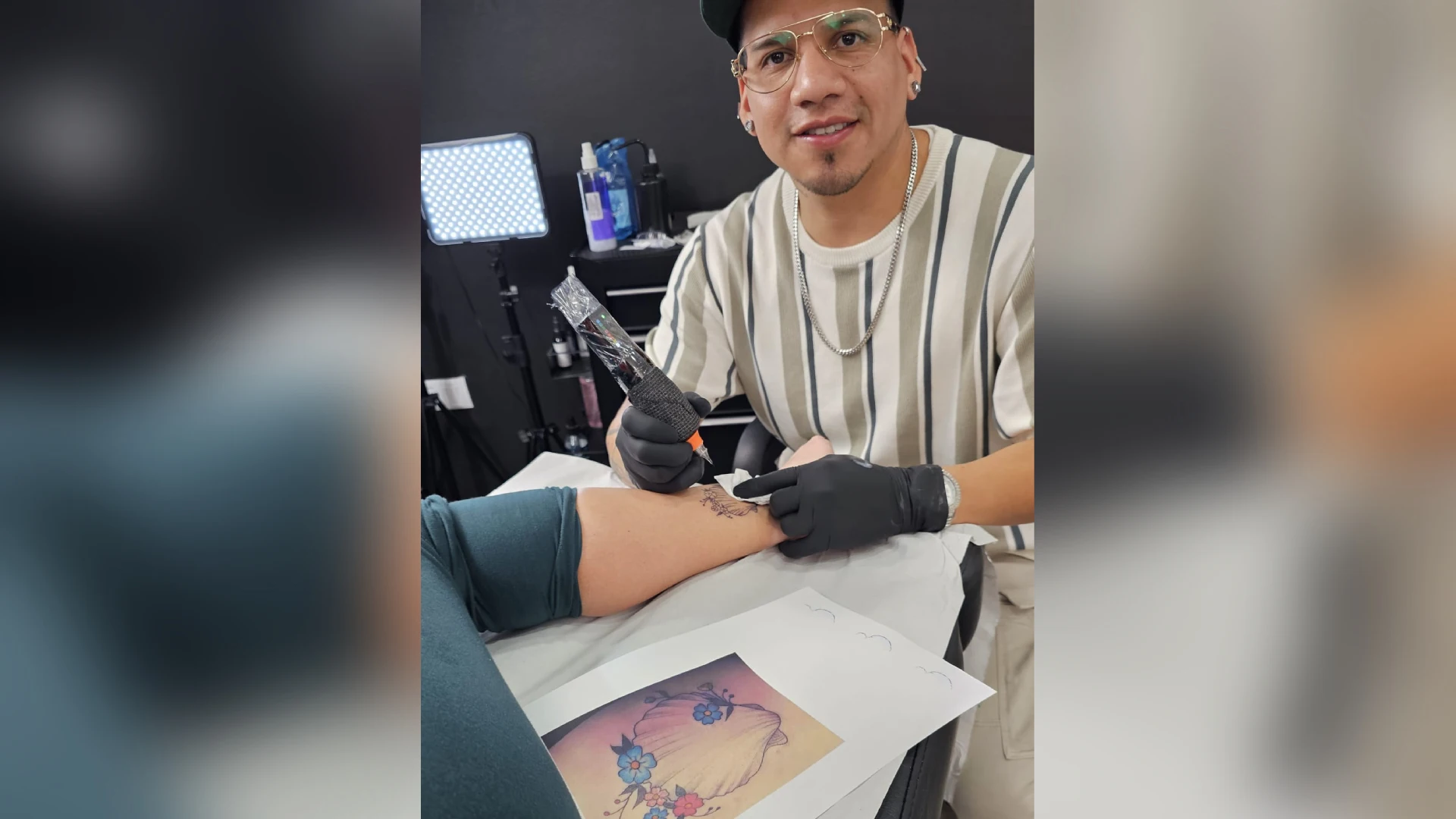 Ethan Clay, el tatuador de los peregrinos