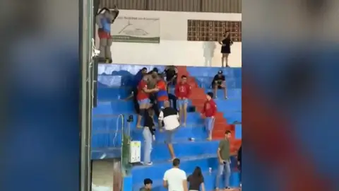 Un luchador del club Saladar de Jandía se enzarza en una pelea con un aficionado Un luchador del club Saladar de Jandía se enzarza en una pelea con un aficionado