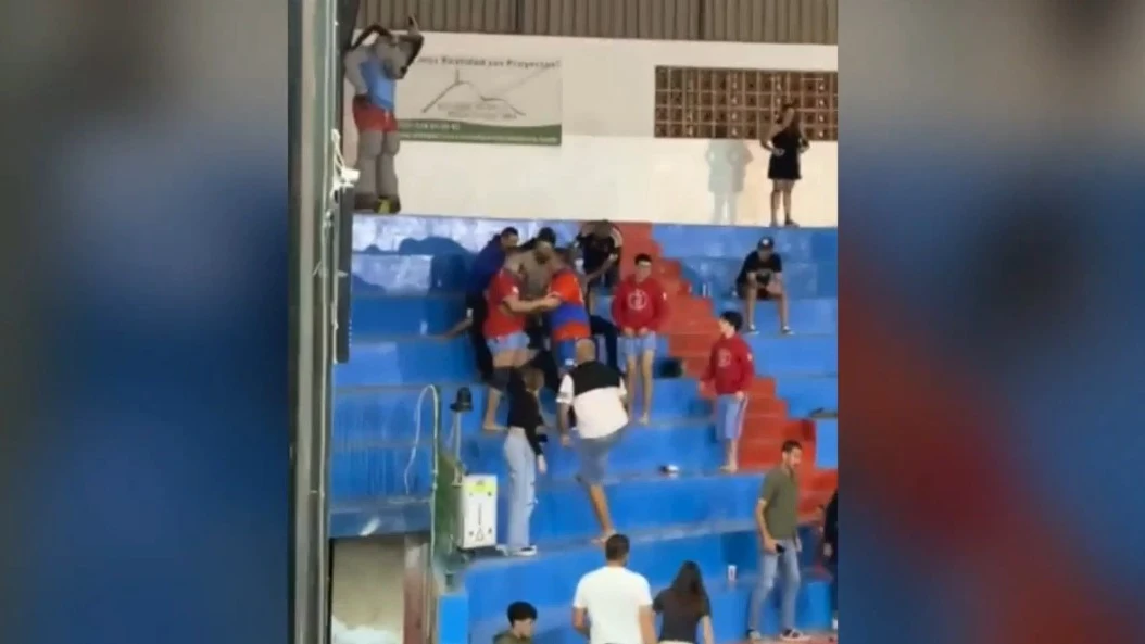 Un luchador del club Saladar de Jand&iacute;a se enzarza en una pelea con un aficionado