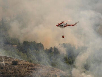 Un helicóptero de los Servicios de Emergencia trabaja en la extinción del incendio forestal de Tárbena