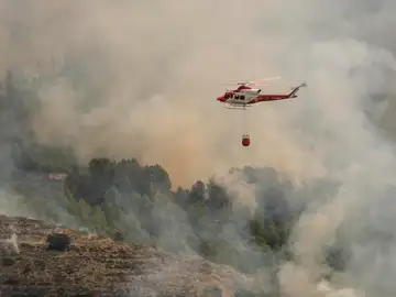 Un helicóptero de los Servicios de Emergencia trabaja en la extinción del incendio forestal de Tárbena Un helicóptero de los Servicios de Emergencia trabaja en la extinción del incendio forestal de Tárbena