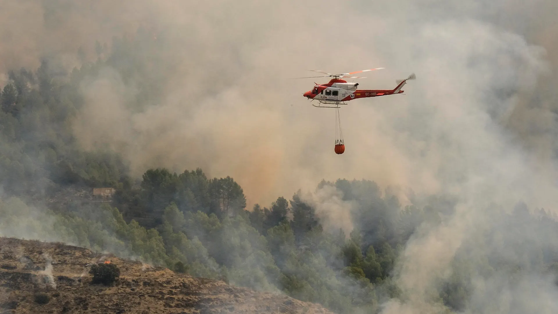 Un helicóptero de los Servicios de Emergencia trabaja en la extinción del incendio forestal de Tárbena Un helicóptero de los Servicios de Emergencia trabaja en la extinción del incendio forestal de Tárbena