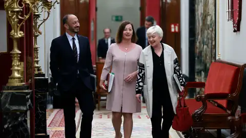 Francina Armengol (c), acompañada por los de la mesa, Alfonso Rodríguez de Celis (i) e Isaura Leal Francina Armengol (c), acompañada por los de la mesa, Alfonso Rodríguez de Celis (i) e Isaura Leal