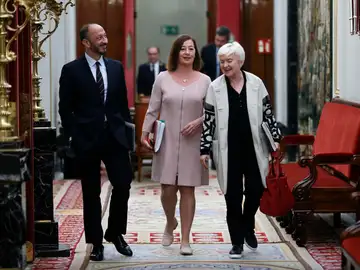 Francina Armengol (c), acompañada por los miembros de la mesa, Alfonso Rodríguez de Celis (i) e Isaura Leal Francina Armengol (c), acompañada por los miembros de la mesa, Alfonso Rodríguez de Celis (i) e Isaura Leal