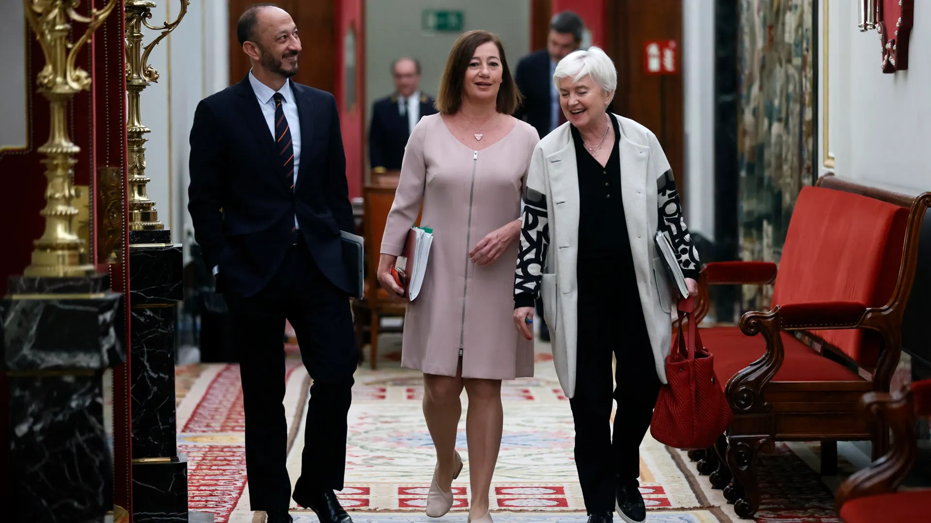 Francina Armengol (c), acompa&ntilde;ada por los miembros de la mesa, Alfonso Rodr&iacute;guez de Celis (i) e Isaura Leal