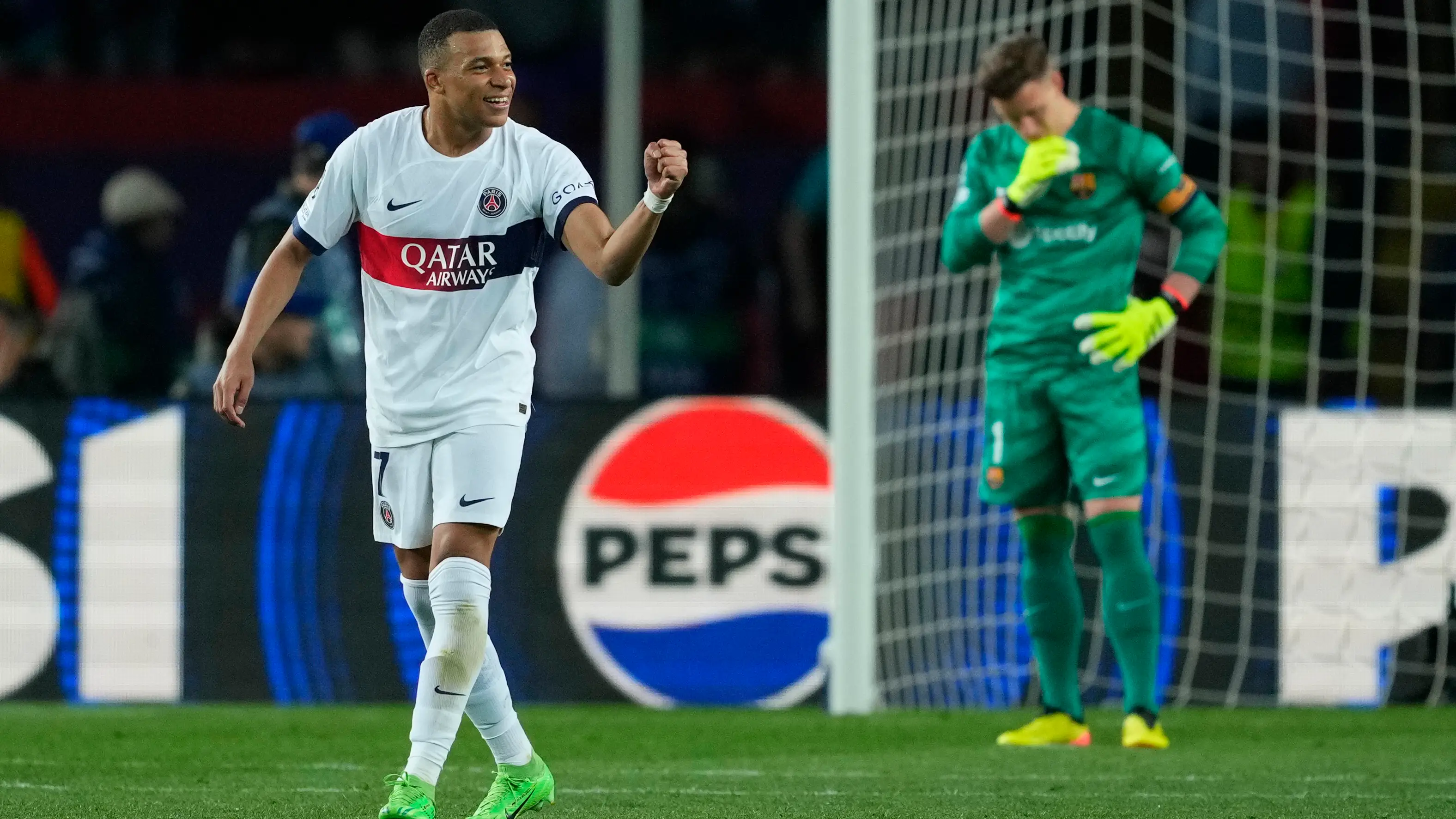 Kylian Mbapp&eacute; celebra uno de sus dos goles ante el Bar&ccedil;a en Montjuic (1-4)