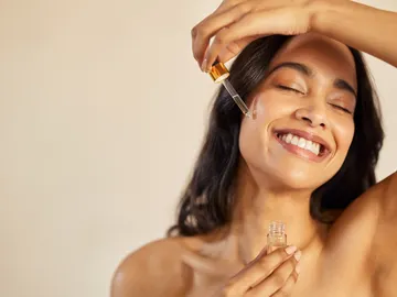 Mujer cuidándose la piel Mujer cuidándose la piel