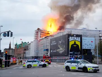 Incendio en el histórico edificio de la Bolsa de Copenhague Incendio en el histórico edificio de la Bolsa de Copenhague