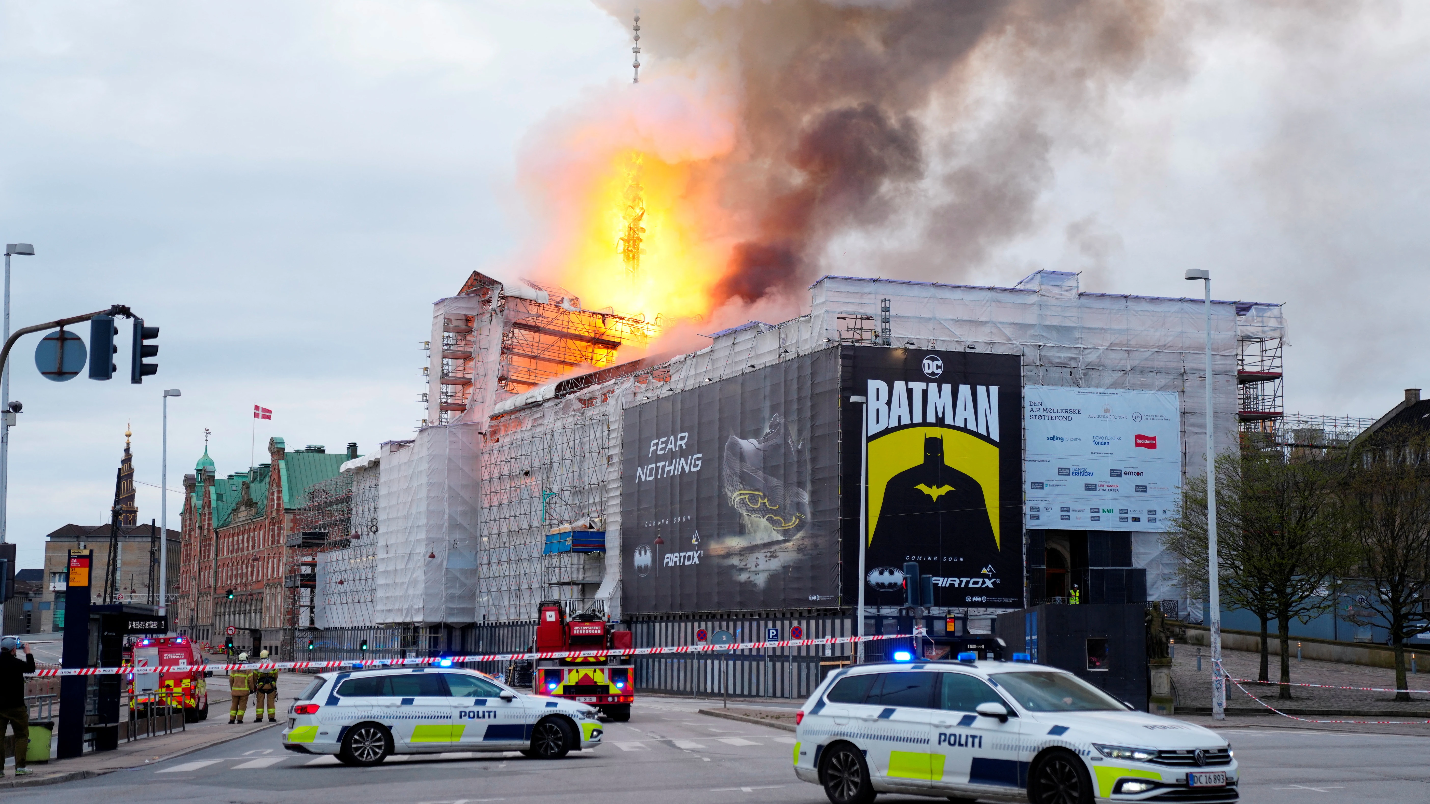 Incendio en el histórico edificio de la Bolsa de Copenhague Incendio en el histórico edificio de la Bolsa de Copenhague