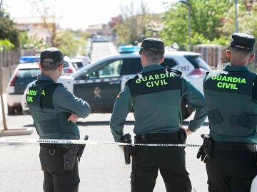 Guardia Civil frente al domicilio en el que ocurrieron los hechos en Chiloeches
