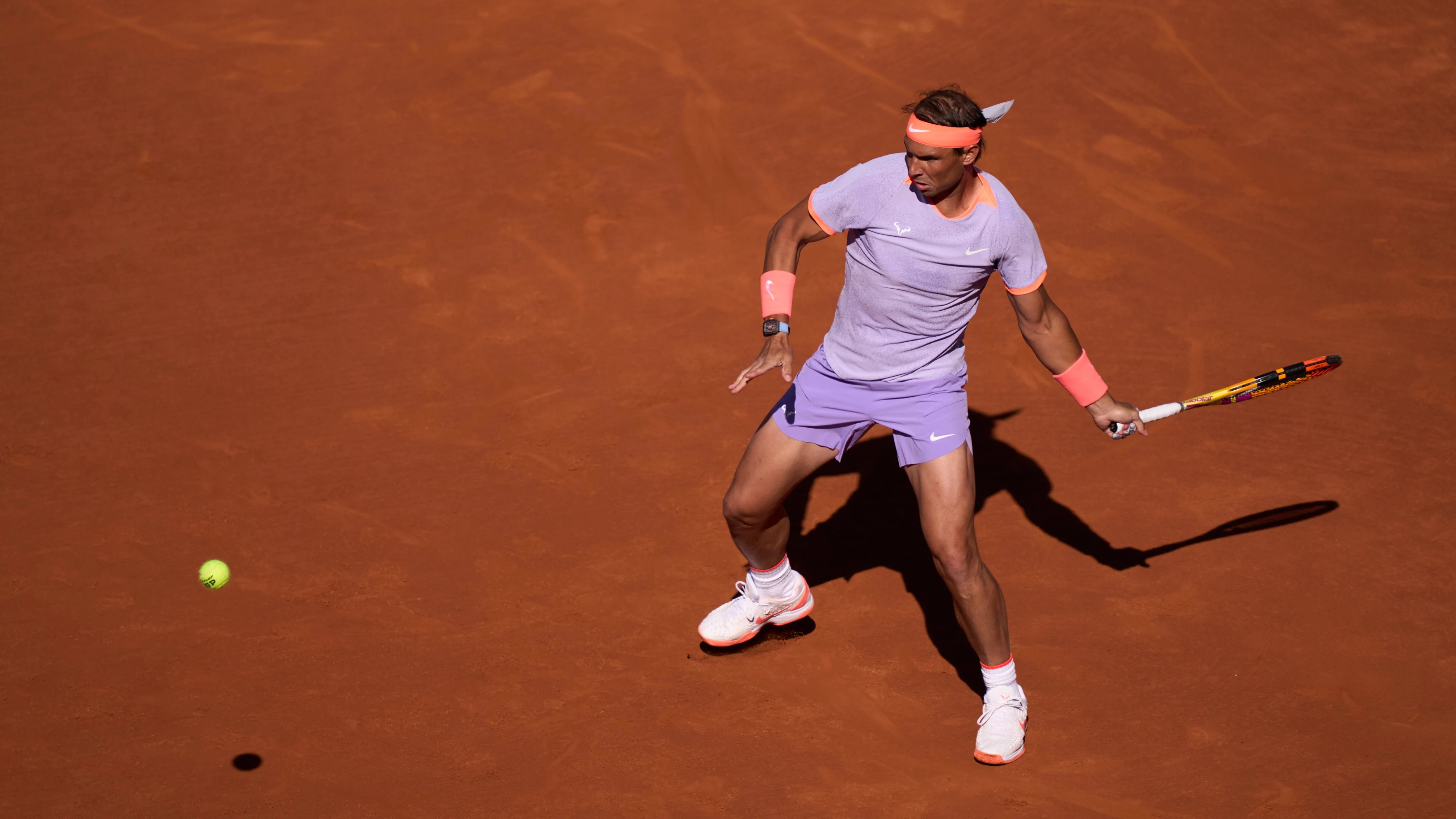 Rafa Nadal golpea una derecha durante su partido ante Cobolli en 1º ronda del Godó 2024 Rafa Nadal golpea una derecha durante su partido ante Cobolli en 1º ronda del Godó 2024