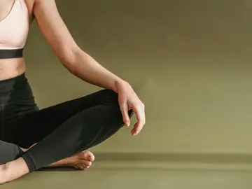 Una mujer realizando ejercicios. Una mujer realizando ejercicios.