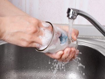 Persona lavando un vaso
