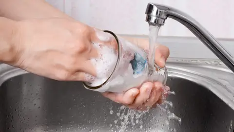 Persona lavando un vaso