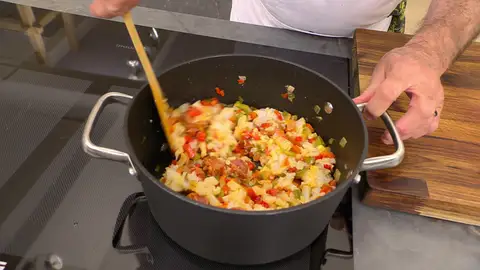 Añade la hoja de laurel y el pimentón Añade la hoja de laurel y el pimentón