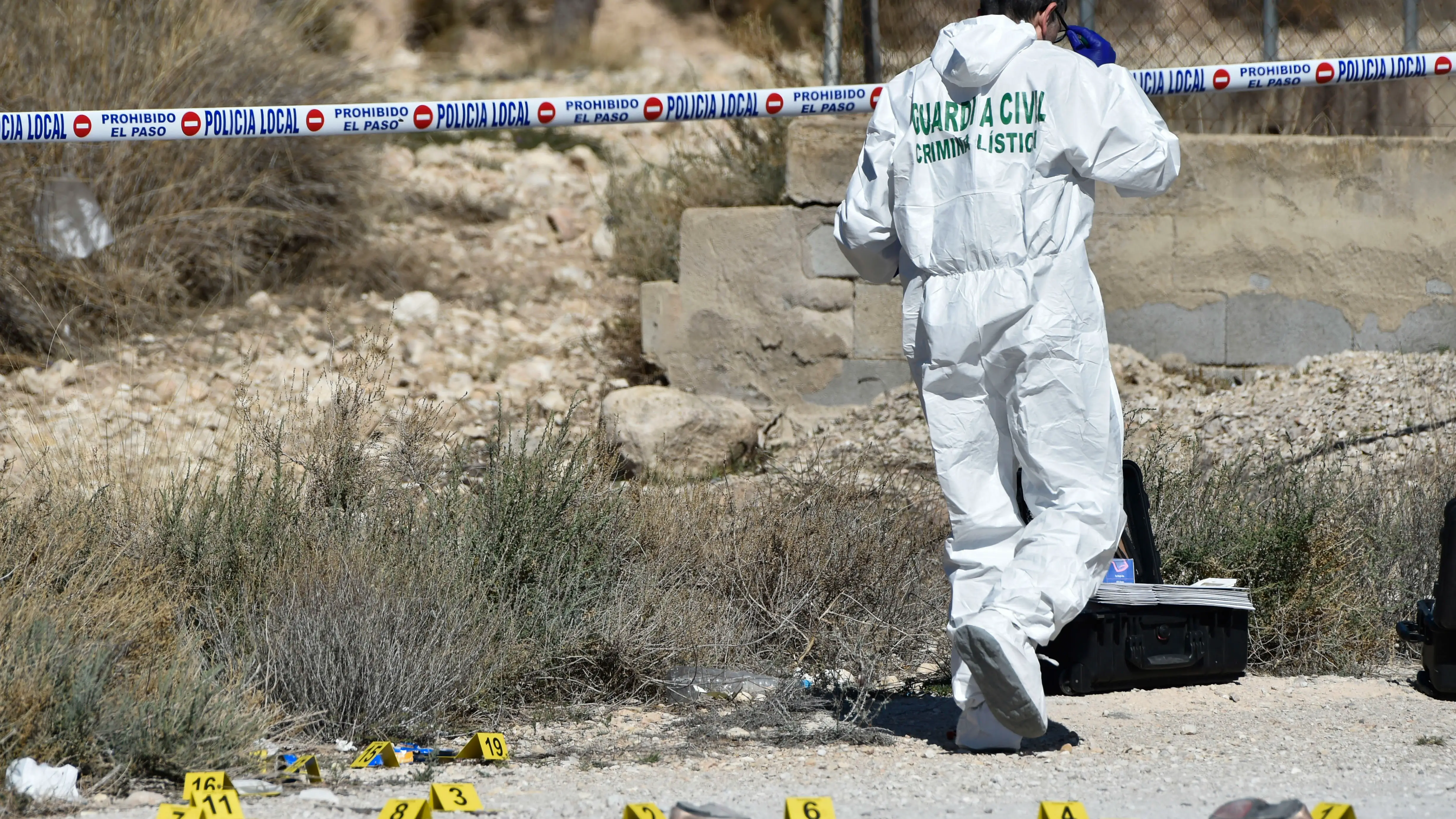 Un agente de la cient&iacute;fica de la Guardia Civil clasifica pruebas en la zona donde se encontr&oacute; el cad&aacute;ver