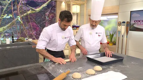 Pasa el rodillo sobre cada trozo de masa hasta formar 4 círculos Pasa el rodillo sobre cada trozo de masa hasta formar 4 círculos