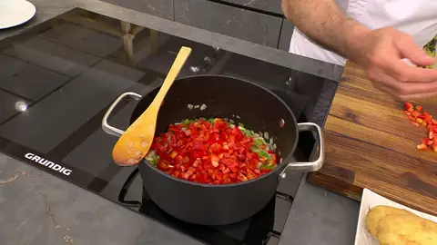 Sazona las hortalizas y rehógalas a fuego suave Sazona las hortalizas y rehógalas a fuego suave