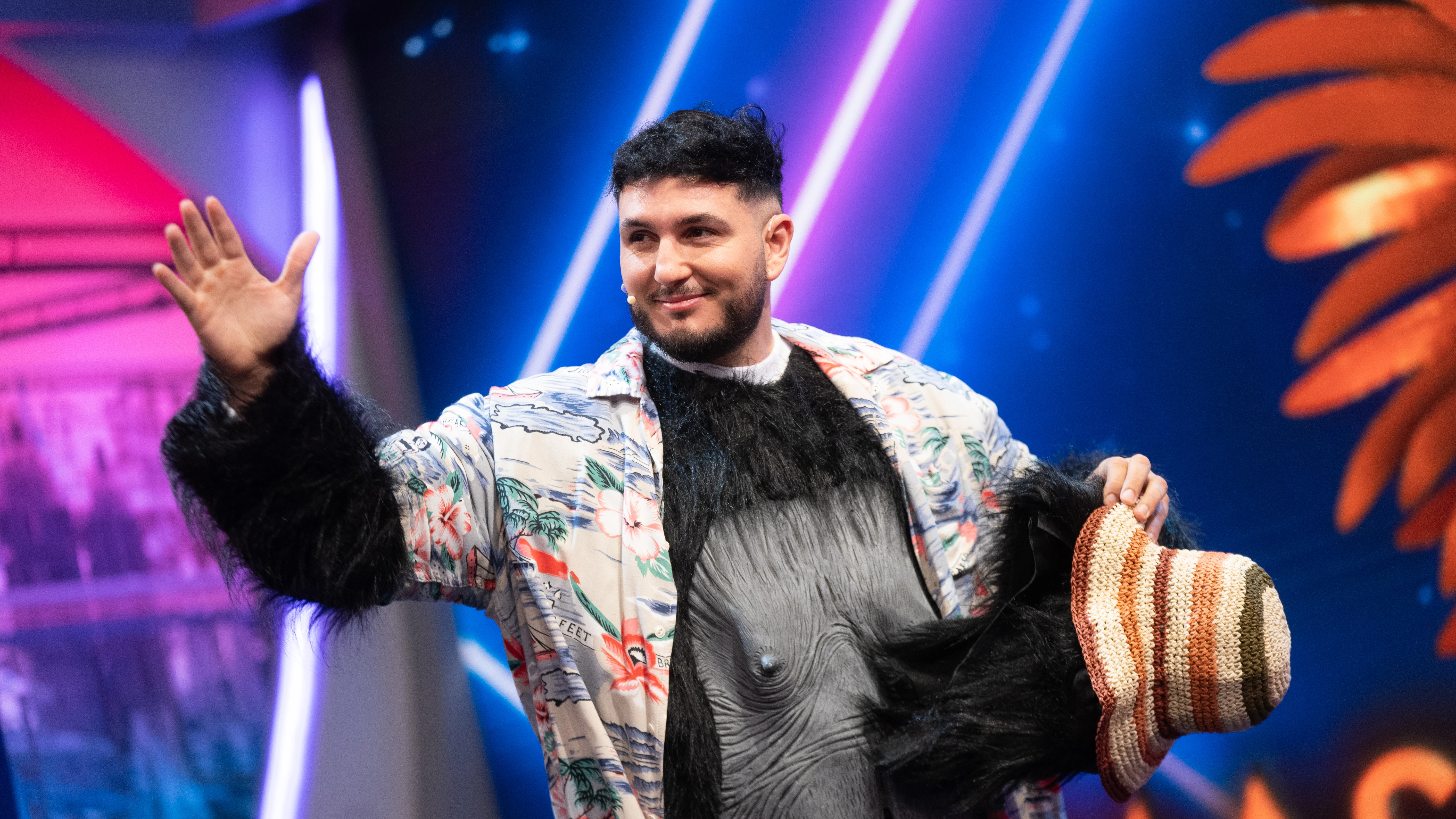 Arturo Valls se enfrenta al Mask Singer m&aacute;s sorpendente en El Hormiguero: Desde Jordi Cruz, hasta Omar Montes