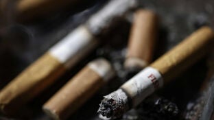 Un cigarro encendido