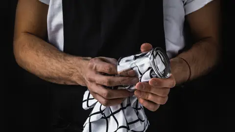 Persona secando un vaso Persona secando un vaso