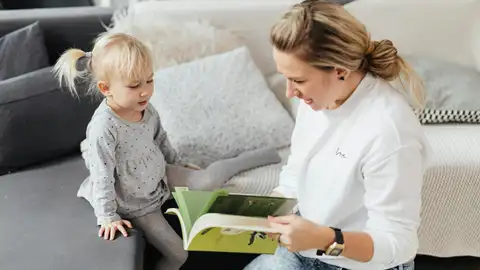 Madre e hija leyendo Madre e hija leyendo