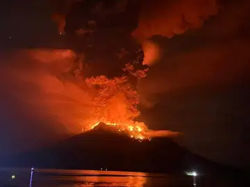 Alerta de tsunami por el volcán de Indonesia Alerta de tsunami por el volcán de Indonesia
