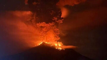 Alerta de tsunami por el volcán de Indonesia