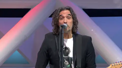 La banda pone en pie a todo el plató con la canción más especial de La ruleta de la suerte ¡Los vellos de punta! La banda pone en pie a todo el plató con la canción más especial de La ruleta de la suerte ¡Los vellos de punta!