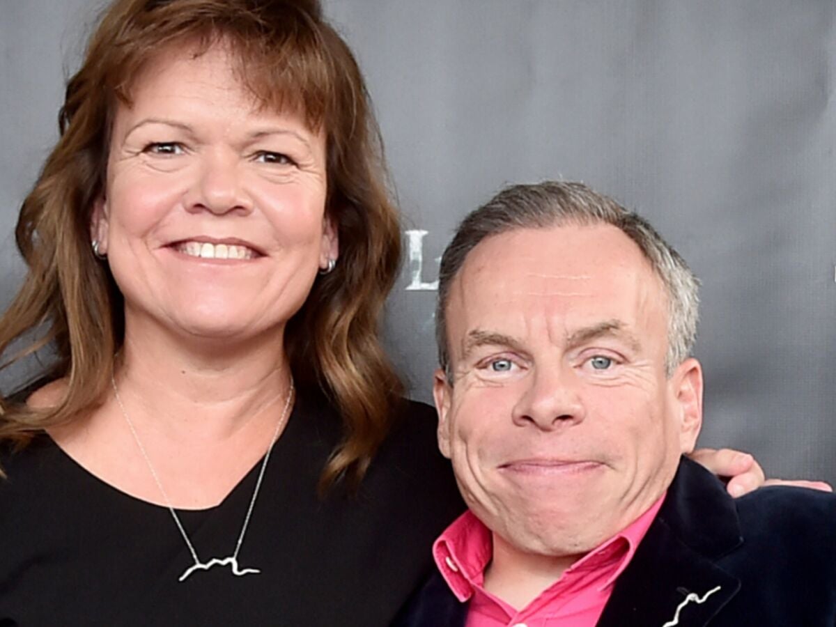 Warwick Davis (Willow, Harry Potter) llora destrozado la muerte de su mujer  a los 53 años: "Un vacío enorme"