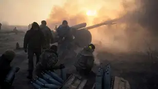 Militares ucranianos disparan un obús