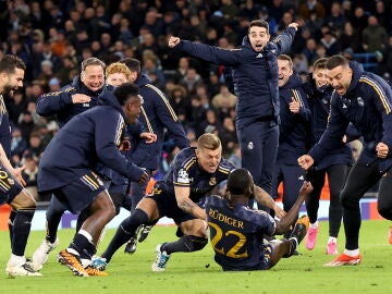 Rüdiger celebra junto a sus compañeros el pase a semifinales de Champions League en el Etihad
