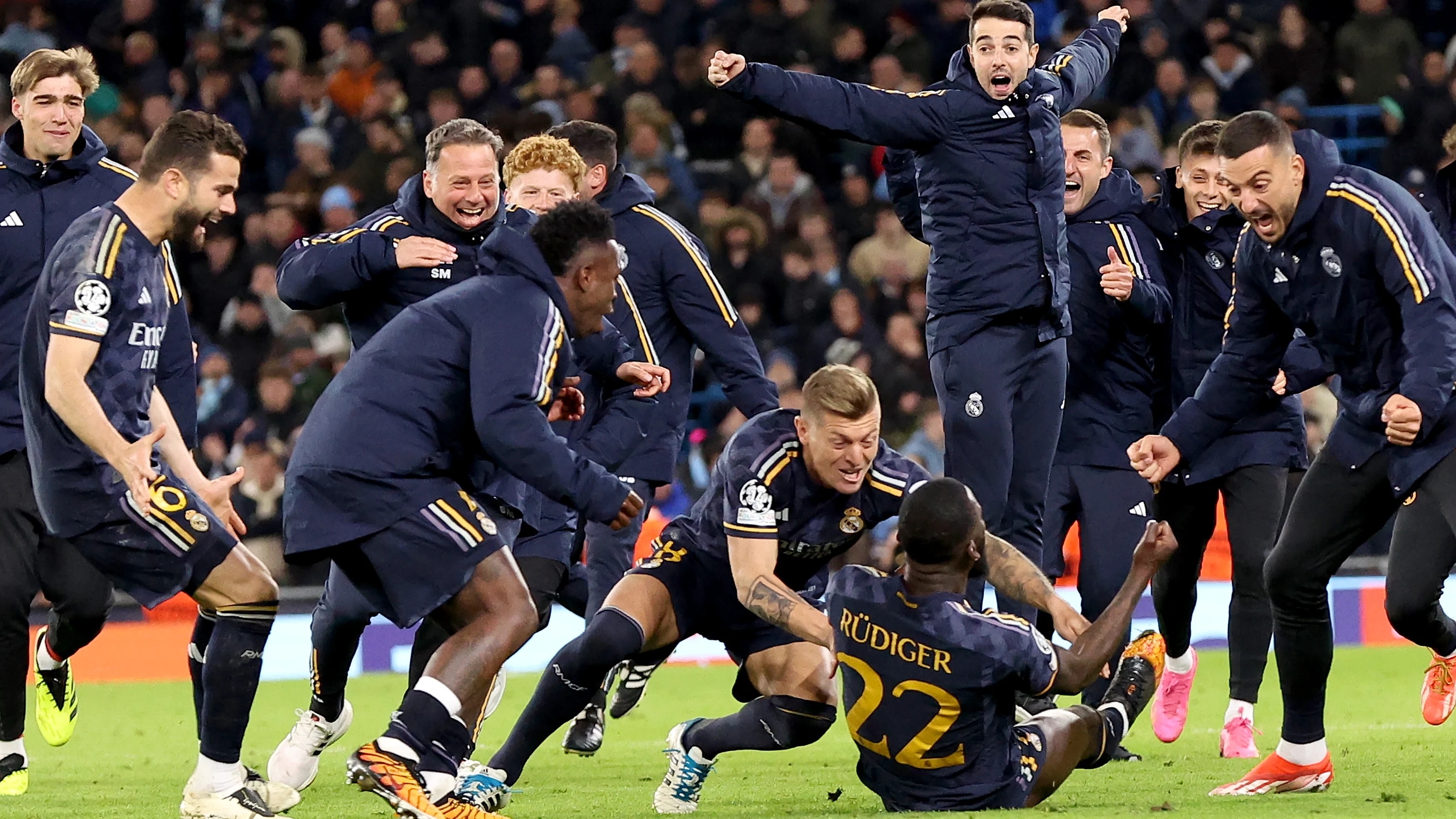 Rüdiger celebra junto a sus compañeros el pase a semifinales de Champions League en el Etihad Rüdiger celebra junto a sus compañeros el pase a semifinales de Champions League en el Etihad