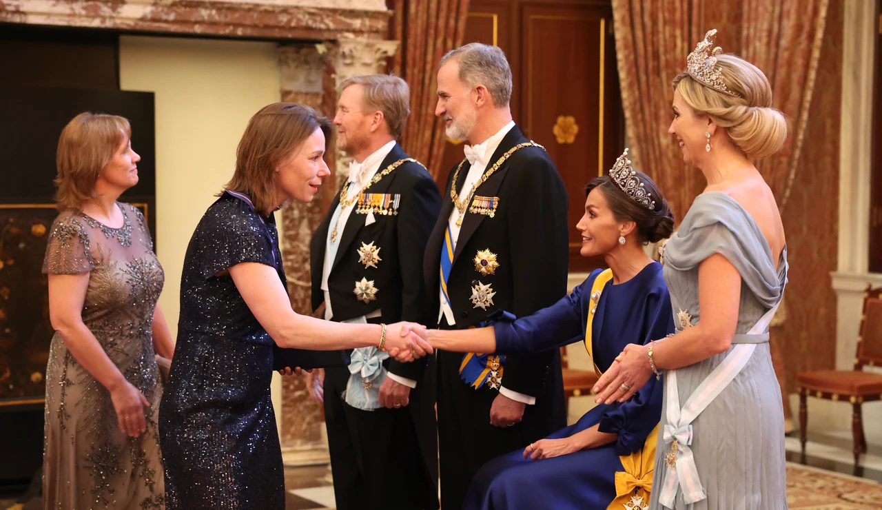 La reina Letizia, en el besamanos junto a los Reyes de Países Bajos
