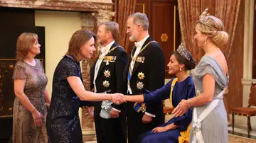 La reina Letizia, en el besamanos junto a los Reyes de Países Bajos