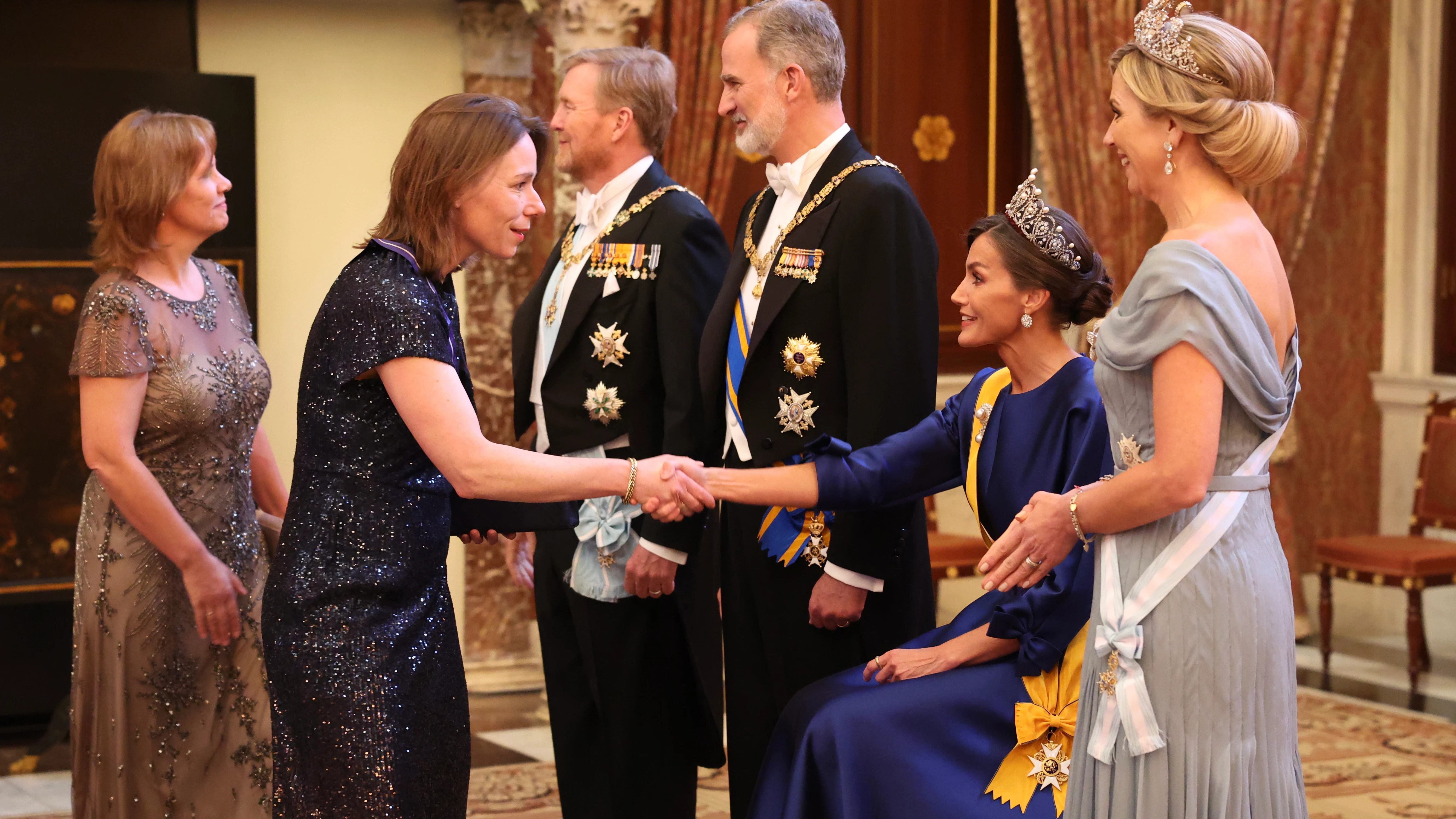 La reina Letizia, en el besamanos junto a los Reyes de Países Bajos La reina Letizia, en el besamanos junto a los Reyes de Países Bajos