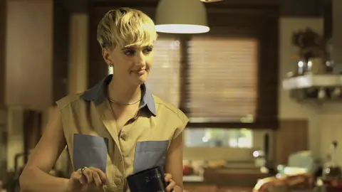 Jimena confiesa a Naira la obsesión de su padre por la muerte de su madre: “Es un caso que no se puede resolver” Jimena confiesa a Naira la obsesión de su padre por la muerte de su madre: “Es un caso que no se puede resolver”