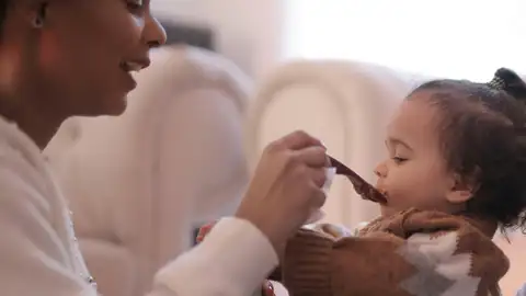 Un bebé comiendo Un bebé comiendo