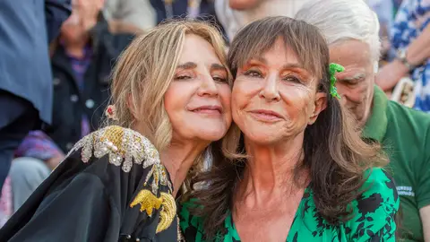 María Ángeles Grajal se divierte con su amiga, Aurora Gaviño María Ángeles Grajal se divierte con su amiga, Aurora Gaviño