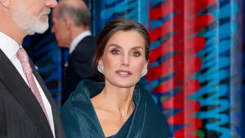 La reina Letizia con pendientes de su suegra, la reina Sofía La reina Letizia con pendientes de su suegra, la reina Sofía