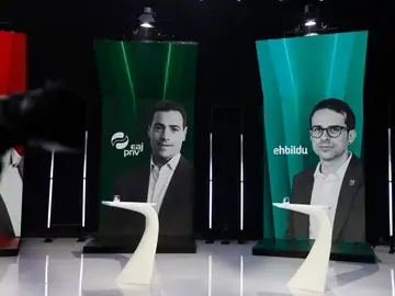 Carteles de los candidatos del PNV y EH Bildu en el plató del debate electoral en ETB Carteles de los candidatos del PNV y EH Bildu en el plató del debate electoral en ETB