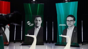 Carteles de los candidatos del PNV y EH Bildu en el plató del debate electoral en ETB