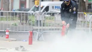 Policía con un extintor en Nueva York